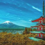 Le Japon est une destination qui ne cesse de fasciner les touristes issus des quatre coins du globe. Partager entre une forte modernité et les traditions ancestrales, ce pays est l'endroit parfait pour passer des vacances qui sont à la fois originales et dépaysantes. Mais comme pour toute autre destination, pour réussir votre périple au Japon, une bonne préparation est de mise. Afin de vous aider à mieux préparer votre voyage, voici quelques conseils qui vous seront d'une aide certaine. Vacances au Japon : quand faut-il partir ? L'une des premières choses que vous aurez à définir est le moment idéal pour partir en voyage au Japon. Toutefois, il est difficile de déterminer le bon moment pour visiter ce pays étant donné que chaque saison a ses avantages et ses inconvénients. En fait, le mieux est de choisir la période en fonction de l'expérience que vous avez envie de vivre au pays du Soleil Levant. Par exemple, pour assister aux nombreux spectacles et festivités dans ce pays, le printemps est la saison tout indiquée. Si c'est pour admirer le mont Fuji, l'hiver est la saison parfaite, car c'est à cette période que cette montagne revêt son manteau blanc. Les formalités administratives Une fois que vous avez déterminé la date pour votre départ, il est temps de s'occuper des formalités administratives. La bonne nouvelle, c'est qu'au Japon, les formalités ne sont pas aussi compliquées que dans les pays européens. En effet, si la raison de votre voyage dans ce pays est le tourisme, vous n'avez pas besoin de visa. Vous pouvez y séjourner jusqu'à 3 mois avec comme seul document votre passeport. De plus, que ce dernier soit biométrique ou non, cela revient au même du moment qu'il est valable jusqu'à la date de votre retour. Quel budget prévoir pour une aventure au pays du soleil levant ? La question du budget est également à ne pas prendre à la légère lors de la phase de la préparation d'un voyage, que ce soit au Japon ou n'importe quelle autre destination. En ce qui concerne ce pays asiatique, il vous faudra compter environ dans les 2 000 euros par personne. Il ne s'agit que d'une estimation. De plus, ces 2 000 euros inclut votre billet d'avion aller-retour. Mais en fonction de la durée de votre séjour, le type de logement que vous choisissez, ou encore les endroits que vous allez visiter, cette estimation pourrait être réduite de presque à moitié (ou augmenter). Vous pouvez également réaliser encore plus d'économies en changeant votre argent avant votre départ.